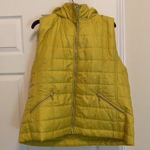 Gently worn hooded puffer. 55% Nylon, 45% Polyester lining, 100% Polyester